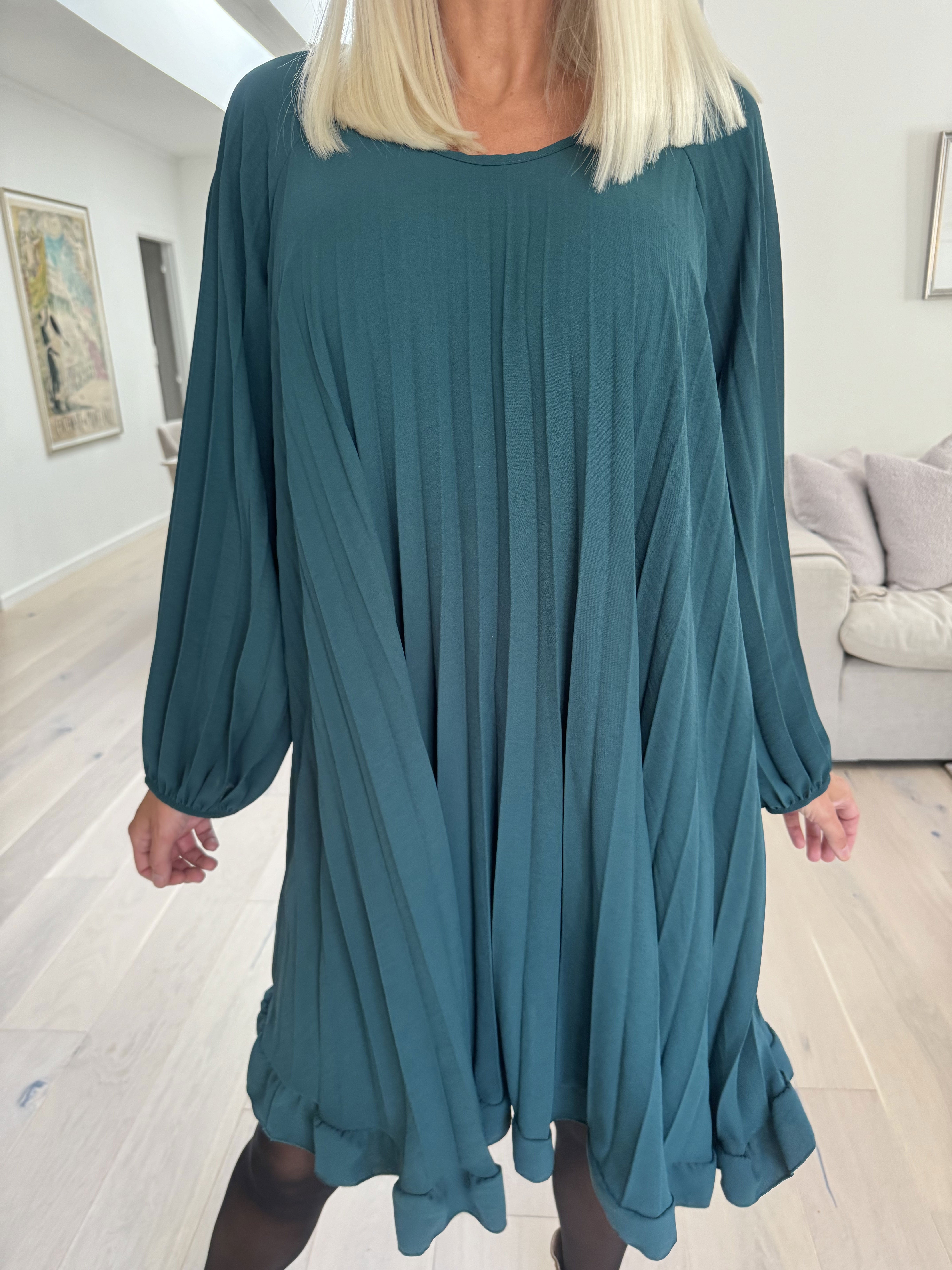 Santorini Dress - Sød langærmet kjole med plisseringer
